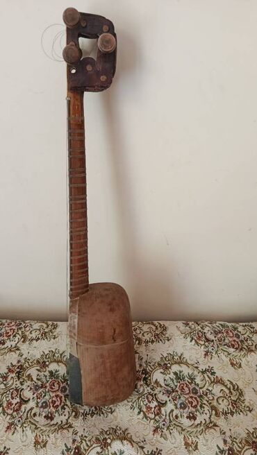 Tar, xərək olan pərdədə çox balaca deşik var