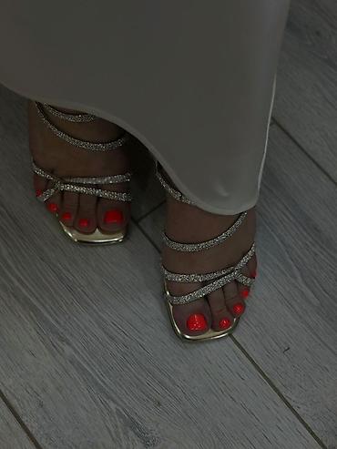 Tuflilər: Məhsul: Qadın üçün zərif sandal - Rəng: Qızılı - Dizayn: Dördqat incə — 1