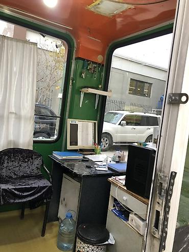 KiosK/PavilYon – daşına bilən iş yerı Təsvir: - Kompakt vitrinli küçə