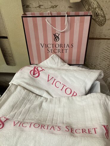 Ostali proizvodi za kuću: Victoria’s Secret set peskira veliki za plazu i manji za brisanje