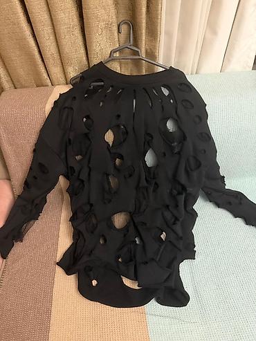 svitir: Qara rəngdə deşikli dizayna malik uzunqollu bluz/sviter. - Stil — 1