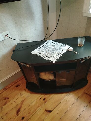 Qonaq otağı dəstləri: Klassik üslubda otaq mebelləri dəsti Dəst tərkibi: - Geniş divar — 7