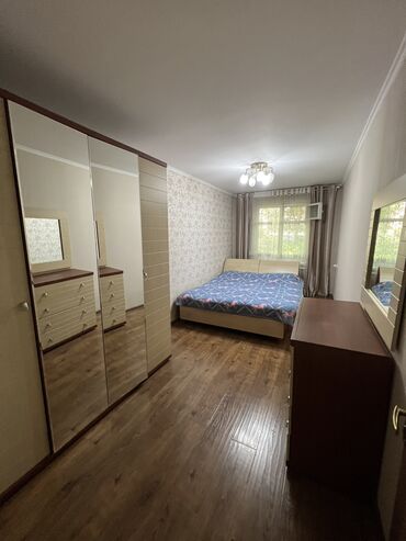 одиночный кровать: Спальный гарнитур, Двуспальная кровать, Шкаф, Комод, цвет - Бежевый, Б/у