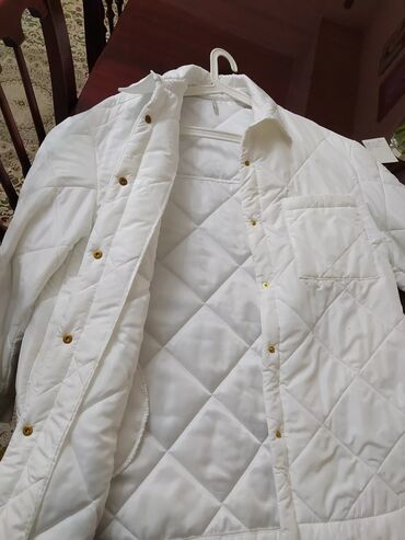 Демисезонные куртки: Продаю шикарную белоснежную курточку, производство Италия,размер — 13