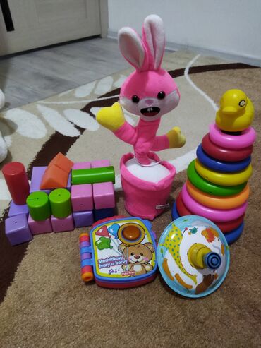 Игрушки: Продаю детские игрушки в отличном состоянии. Пирамидка, говорящий и