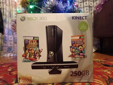 xbox 360 pro: Продаю xbox360 прошивка фрибут в комплекте 2 геймпада, hdmi кабель