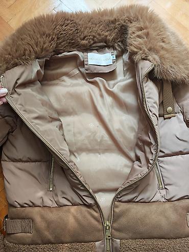 dormeo deka: Ženska zimska jakna – kratki puffer/bomber kroj u toploj taupe/smeđoj — 5