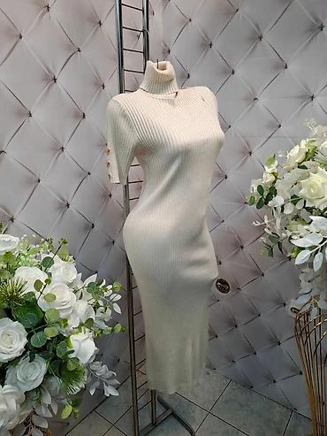 Haljine: Rebrasta pletena haljina sa poludolčevitom - Kroj: uska, midi dužina — 4