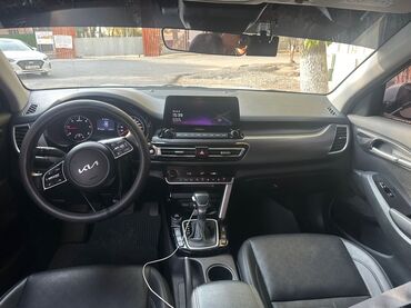 часы электронные: Kia — интерьер современного кроссовера - Руль с логотипом Kia