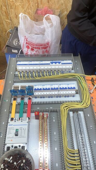 Электрики: Электрик | Перенос электроприборов, Прокладка, замена кабеля, Установка распределительных коробок Больше 6 лет опыта — 8