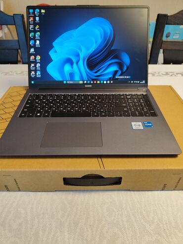 механическая клавиатура: Intel Core i5, 16 GB, 15.6 "