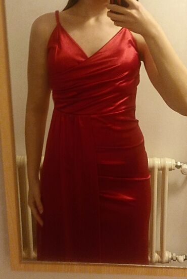 duga haljina na preklop: Prodajem dugu haljinu, crvene boje. Osim razreza na nozi, takođe ima i