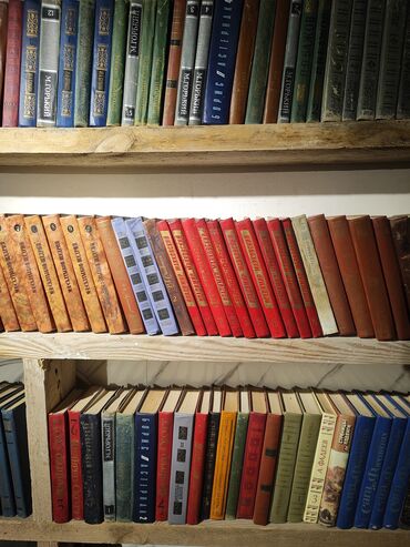 Информатика: Müxtəlif rənglərdə və ölçülərdə olan kitab kolleksiyası təqdim olunur