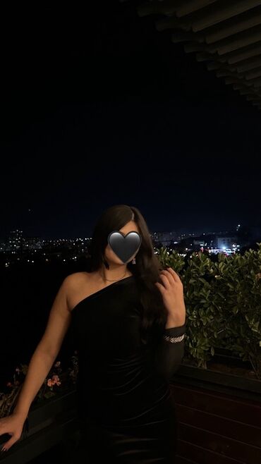 Dəstlər, kostyumlar: Qara məxməri gecə geyimi 1 dəfə güyinilib - Model: bir çiyin açıq