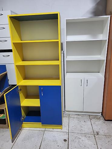 kitab skaflari: Ağ rəngli kitablıq/şkaf - Dizayn: Üst hissədə 3 açıq rəf, alt hissədə — 7