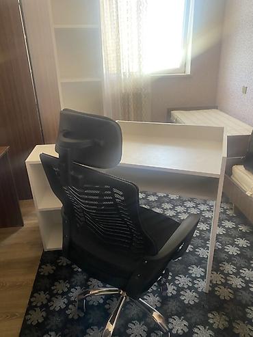 Ağ rəngli kompüter masası və rəf dəsti təqdim olunur. Dəstə iş/studiyə