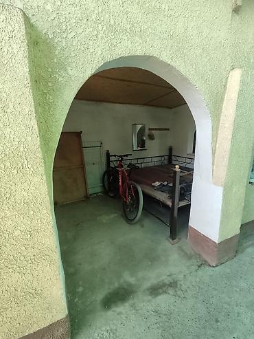 Продажа коттеджей и домов: Дом с двором и хозпостройками - Кирпичный забор, откатные/распашные — 4