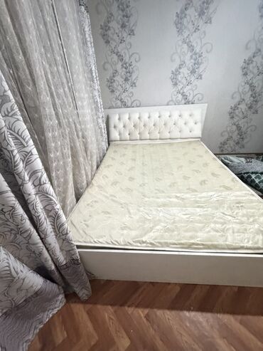 продам двуспальную кровать: Двуспальная кровать, С матрасом, длина - 200 см