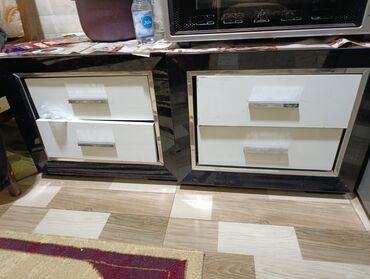 Qonaq otağı dəstləri: Mebel dəsti satılır Tərkibi: - Klassik vitrin-bufet: oyma dekorlu — 9