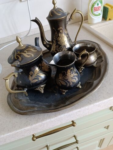 антиквариат посуда: Набор из 5 предметов: 2 чайника, вазочка, поднос, молочница или