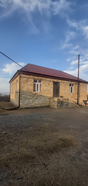 Həyət evləri və villaların satışı: Ev şemkirde kraz yolunun yaxınlığında yerləşir. 24 sotdadır. Ev 171 — 2