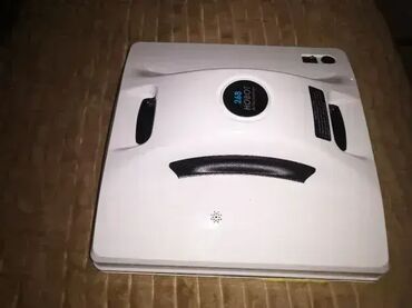 Robot usisivači: Lepo ocuvan. Nemam punjac. Kad se ukljuci signalizira zelenu lampicu — 10