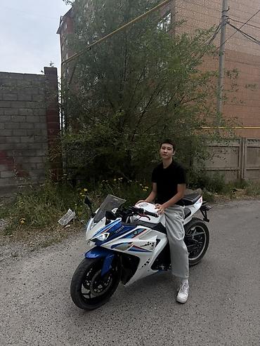Мотоциклдер: Спортивный мотоцикл в стиле supersport, бело‑сине‑красная расцветка — 1