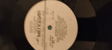 Vinil vallar: Vinil plastinkalar satılır. Bir ədədi 20 manat — 27