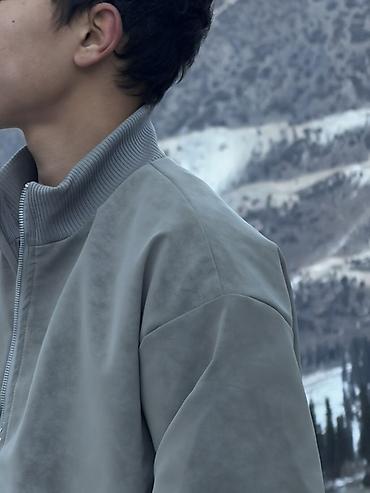 Бомберы: Мужская куртка-бомбер, серо-грязевый оттенок. - Материал: гладкий — 2