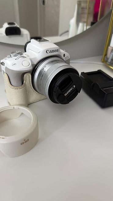 Беззеркальный фотоаппарат Canon EOS в белом цвете с установленным — 1