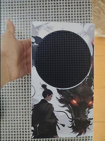 oyun direksiyonu: Xbox Series S oyun konsolu – xüsusi tematik vinil örtüklə Komplekt: - — 2