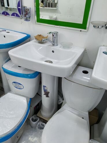 тюльпан: Bu ağ rəngli keramika lavabo və ayaq hissəsi dəsti hər hansı bir vanna
