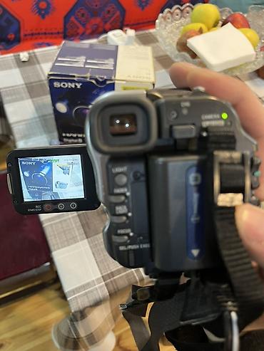kaset calar: Sony Handycam Digital8 videokamera Xüsusiyyətlər: - Digital8 kasseta — 2