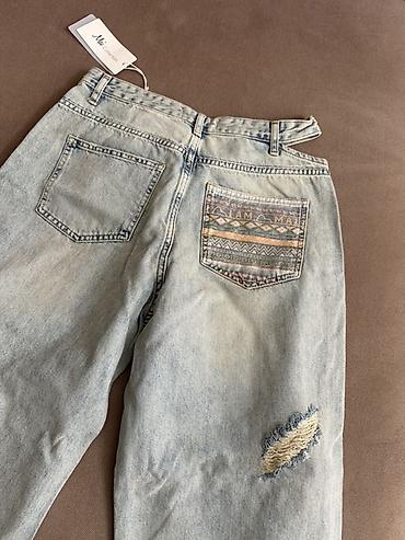Джинсы: Açıq mavi yuyulmuş effektli, geniş kəsimli cins şalvar. - Model — 3