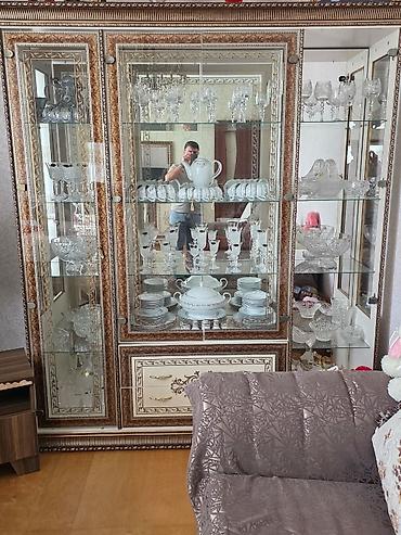 servand: Klassik üslubda qonaq otağı üçün mebel dəsti Tərkibi: - Geniş güzgülü — 3