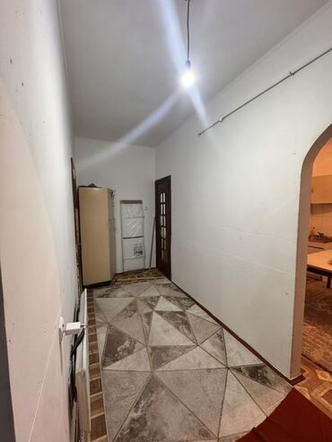 калыс ордодон квартира керек: 2 комнаты, 56 м², Сталинка, 2 этаж, Косметический ремонт