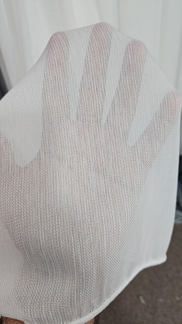 Parçalar: Ağ rəngli, nazik, şəffaf parçadır. Üzərində həndəsi naxışlar var — 8