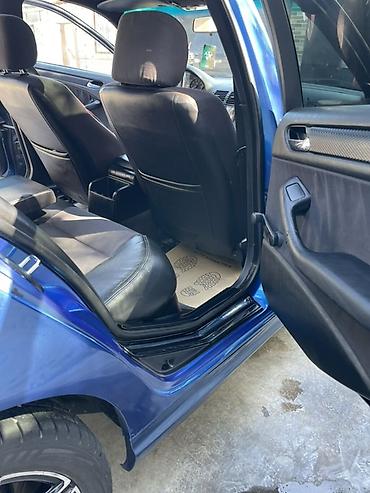toyota corolla cross: BMW 3 series: 2.5 l | 1999 il Sedan — 9