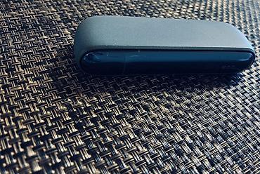 qelyan aparatı: IQOS cihaz satılır, tünd göy rəngdədir. İkinci əldir, amma çox — 1