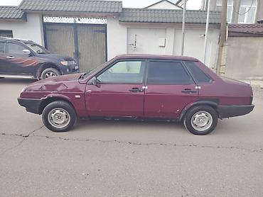 VAZ (LADA): Avtomobil: Sedan, 4 qapı, bordo rəng Marka/model: (şəkildən görünən) — 2