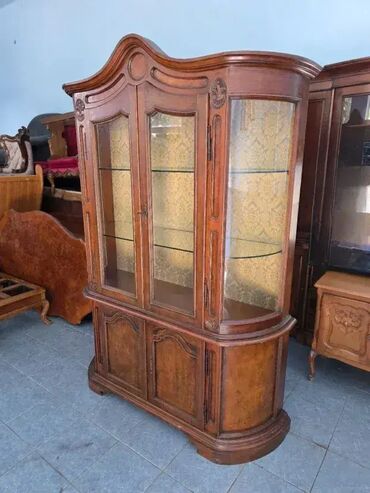 Stilske vitrine: Prelepa vitrina u odlicnom stanju. Visina 210 cm Sirina 150 cm Dubina — 2