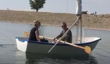 или меняю на дом: Продаю лодку на вёслах можно поставить мотор 5 л/с .Длина 3 метра