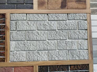 kafeli: Dekorativ daş/tuğla panelləri – boz rəngli, kobud fakturalı