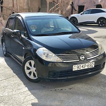 nişan tida: Nissan Tiida sedan – qara rəng, 4 qapı, AZ dövlət nömrə nişanı — 1