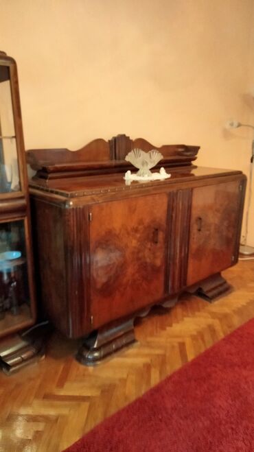 simpo komode sa fiokama: Dve drvene komode izrađene oko 1920, Nalaze se u stanu u Pančevu. U