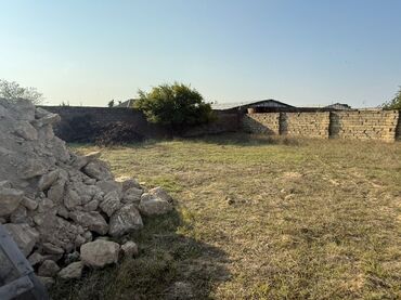 готовые частные дома: Satılır: hasarlı həyət evi və torpaq sahəsi - Tam daş hasarla
