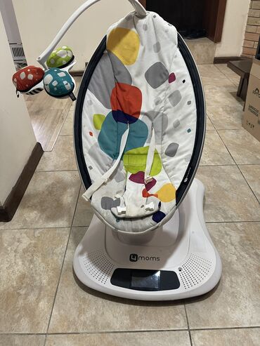 детские качели для новорожденных: Люлька качалка,б/у,цвет белый Фирма 4MOMS состояние отличное,очень