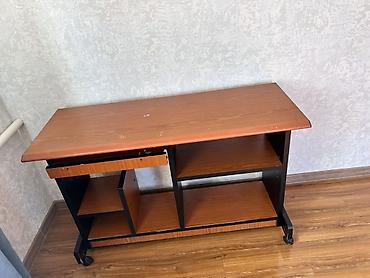 study table: Компактный компьютерный стол на колесиках. Особенности: - Столешница — 1