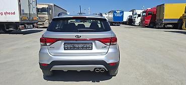 Kia: Kia Rio X-Line, gümüşü rəng, şəhər-krossover üslubunda hatchback — 3