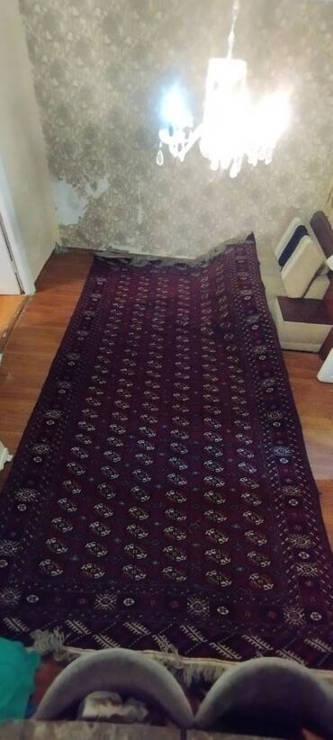 ipek xalça: Əl işi toxunma xalcadir SSRI zamaninda Özbəkistandan getirilib . Heç